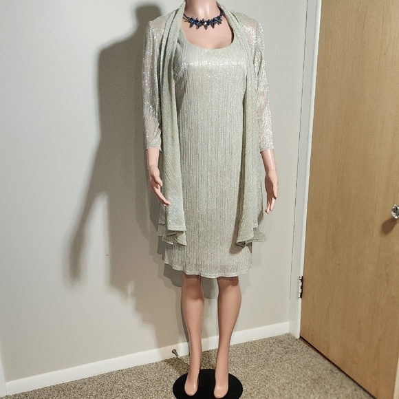 Elegant Silver Midi Dress with Shawl - Picture 4 of 14